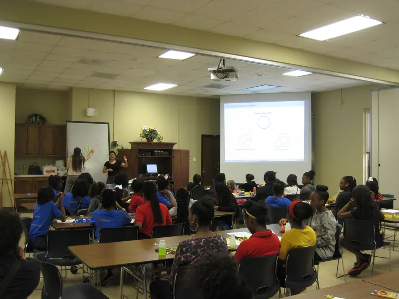 The children listen as the presenters show various configurations of the unknot.